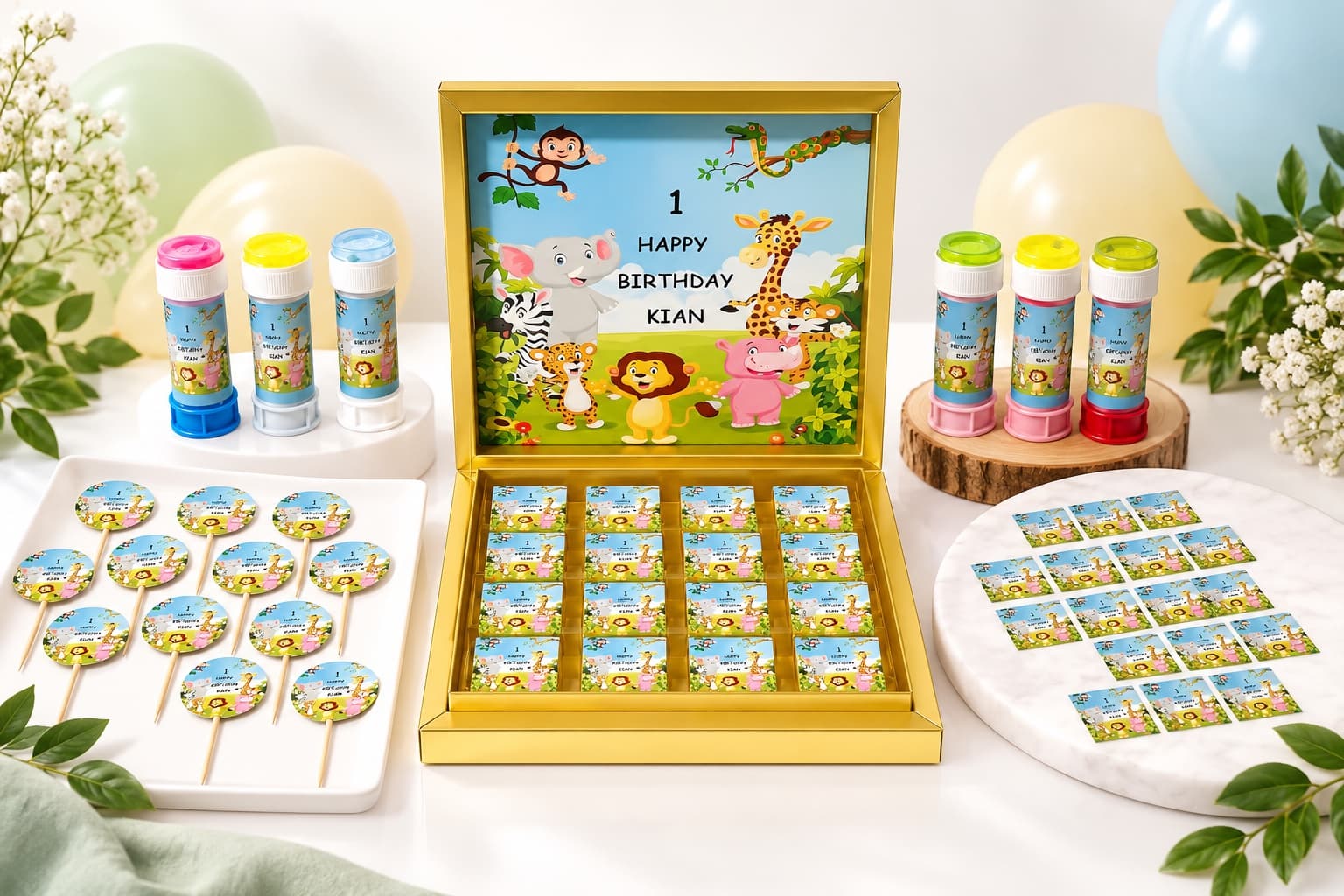Geburtstagstisch im Dschungel-Motto: Schokoladenbox, Seifenblasen, Muffin-Topper und Sticker in Pastellfarben